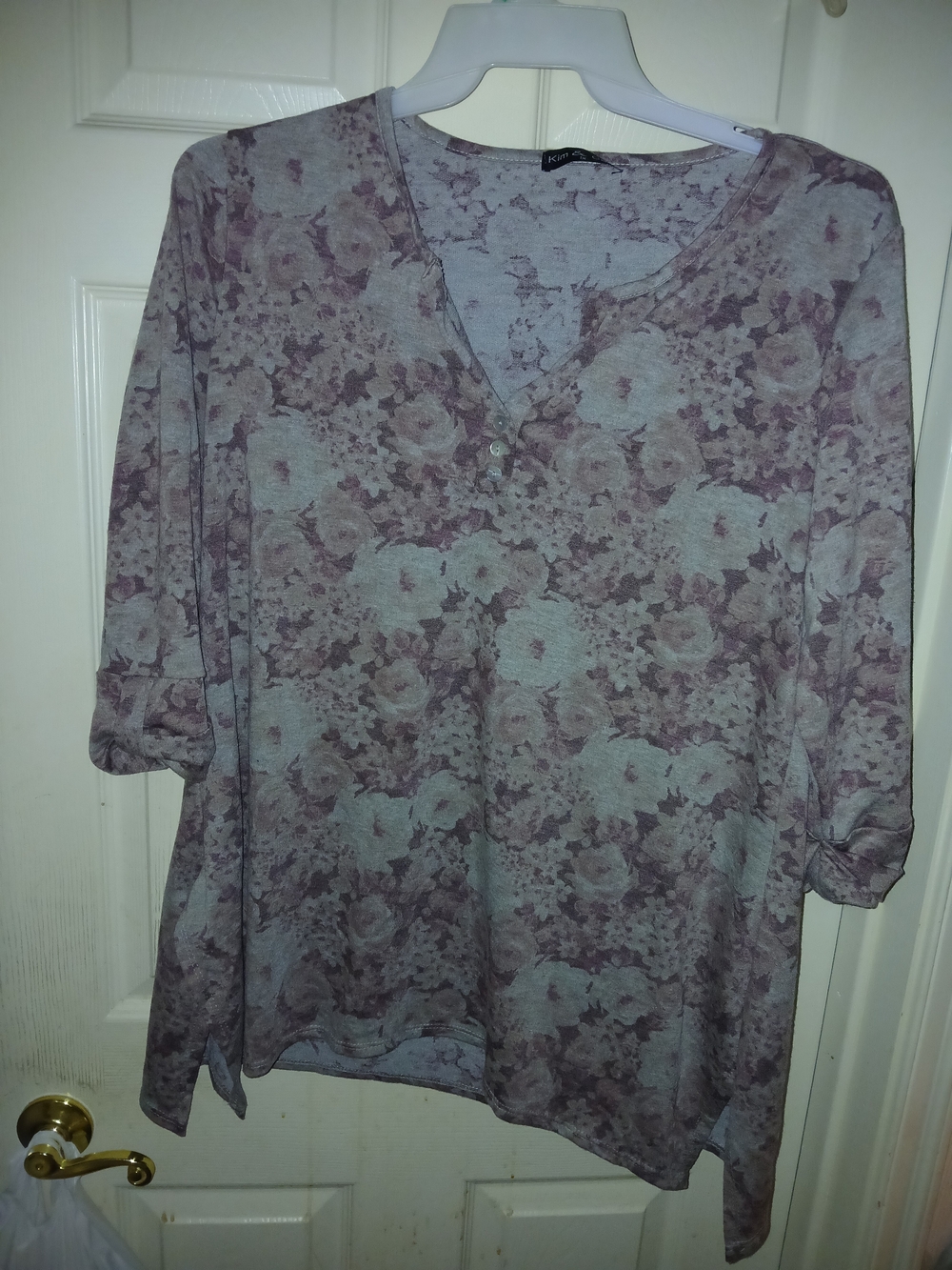 Kim & Cami Floral Henley Top in Mauve and Light Gray